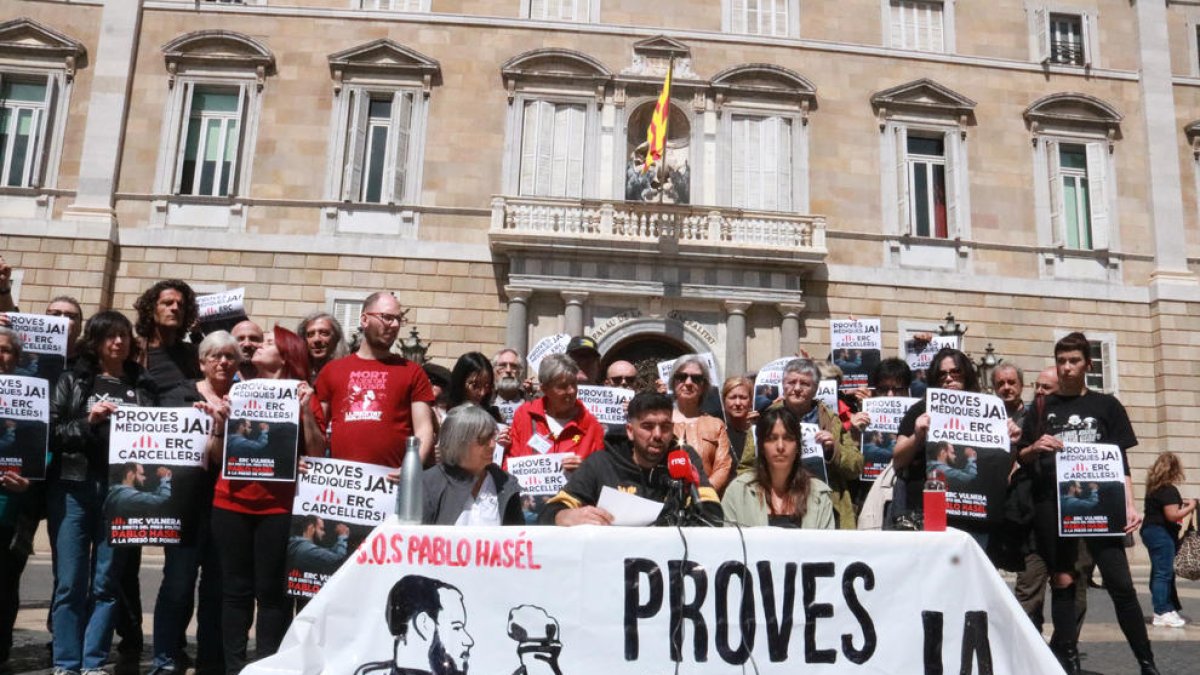 Diferents associacions i entitats en una concentració davant el Palau de la Generalitat per denunciar la situació de Hasél