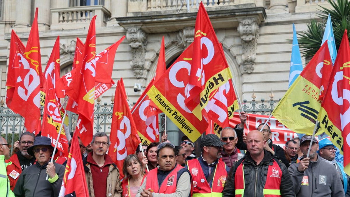 Sindicalistas se manifiestan contra la reforma de las pensiones en la ciudad francesa de Montpellier.