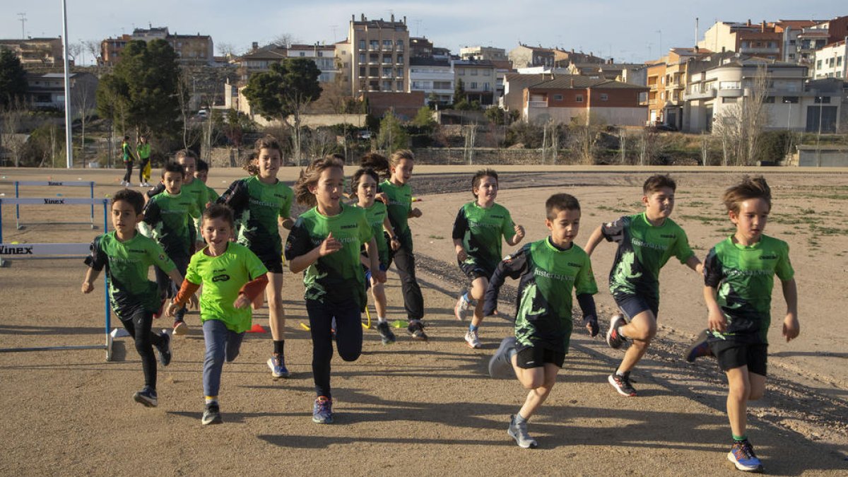 Un grup de nens estrenant ahir la nova pista d’atletisme de Tàrrega.