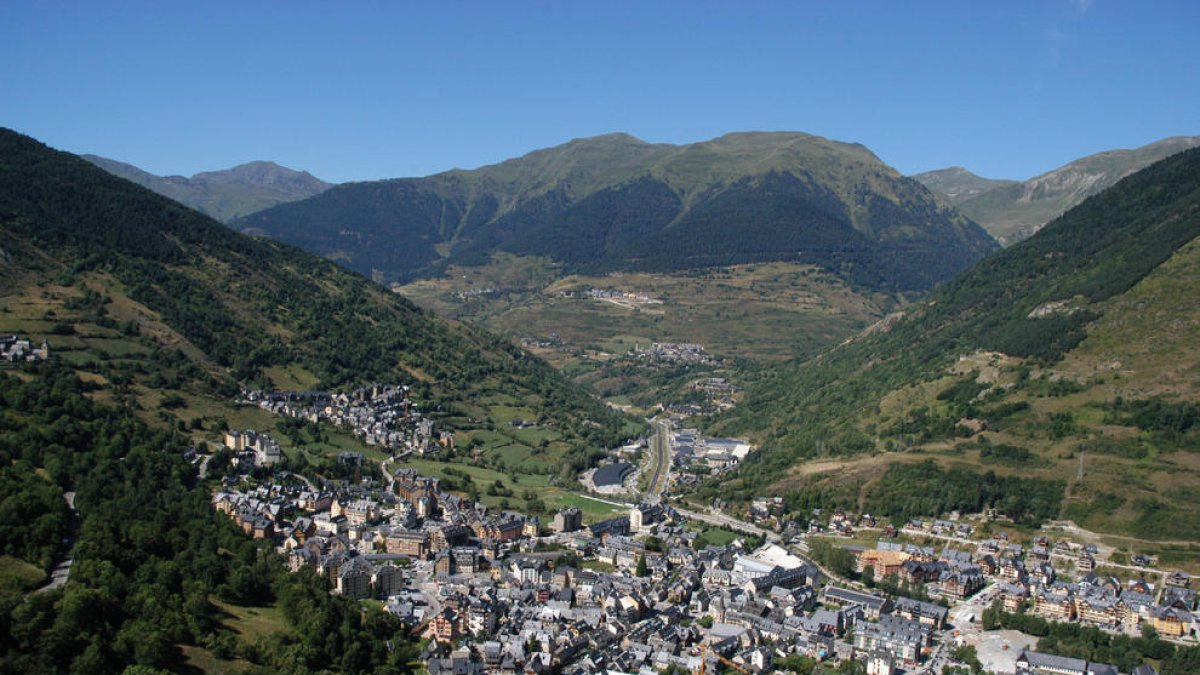 Vista de Vielha, un dels municipis que regulen els HUT.