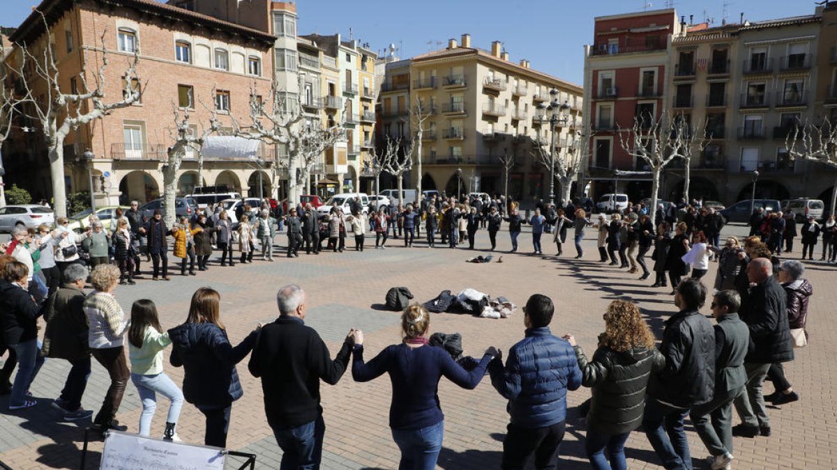 La plaça Mercadal de Balaguer va acollir ahir al migdia una multitudinària ballada de sardanes, amb música a càrrec de la Cobla Mil·lenària.