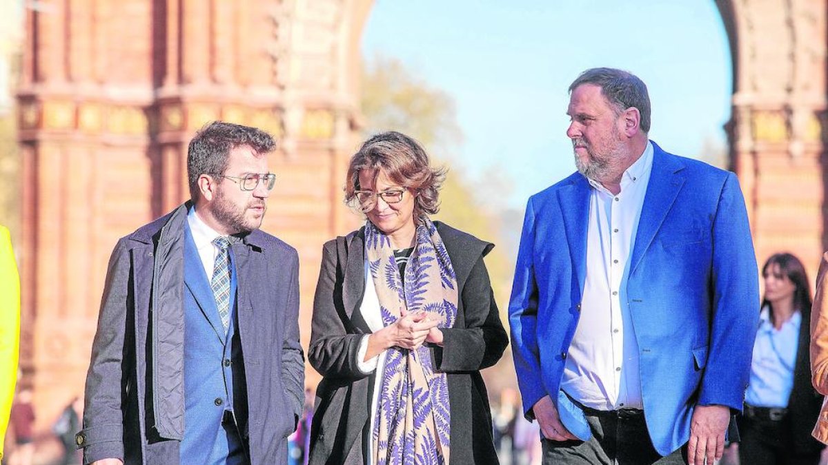 Serret llegando ayer al juicio junto al president, Pere Aragonès, y el líder de ERC, Oriol Junqueras.