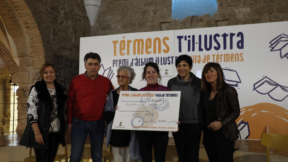 Capdevila y Miró, en el centro, ayer en el acto de entrega del premio.