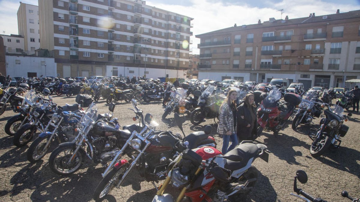 Centenares de aficionados a las motos se citaron a Agramunt. 