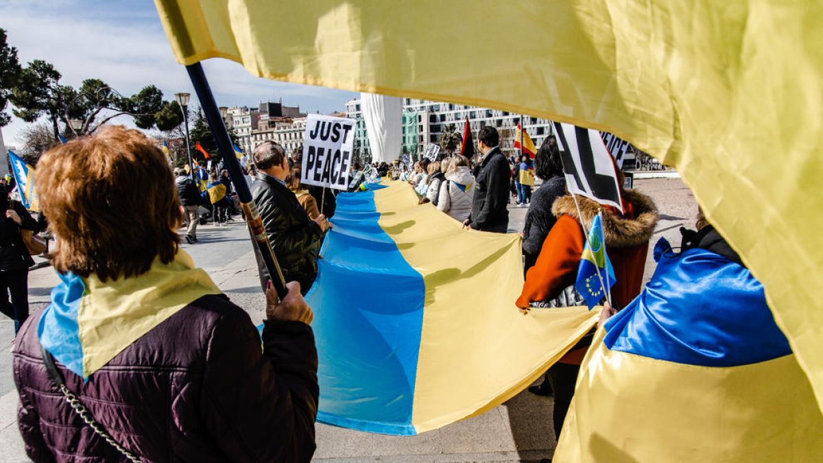 Un millar de ucranianos se manifestaron ayer en Madrid para pedir el fin de la guerra.