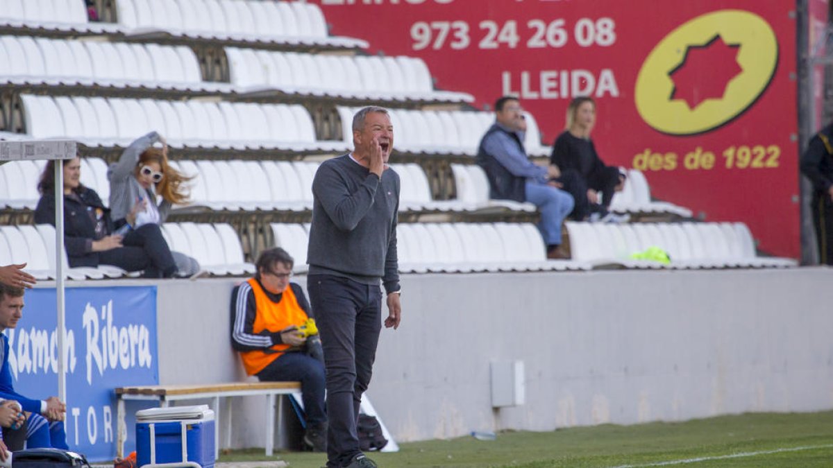 El tècnic del Lleida, Ángel Viadero, en el partit contra l’Hèrcules.