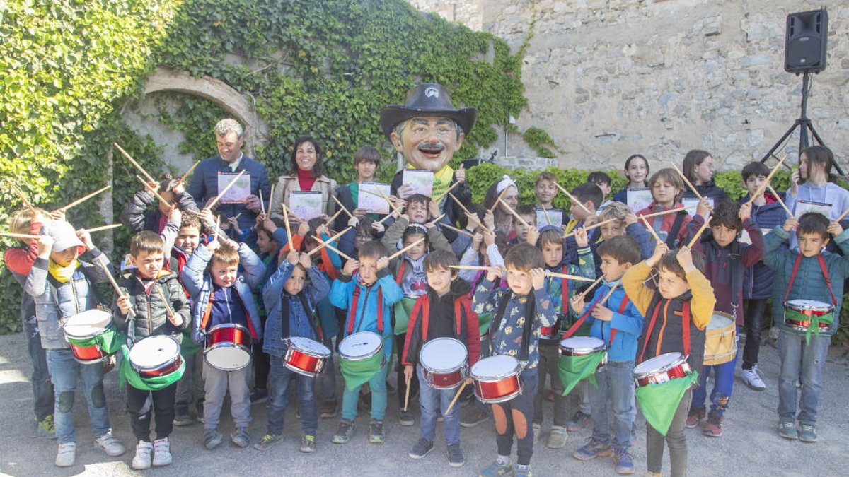 Los Targalets de la Associació Guixanet, ayer en el Mas de Colom de Tàrrega, escenario del cuento.