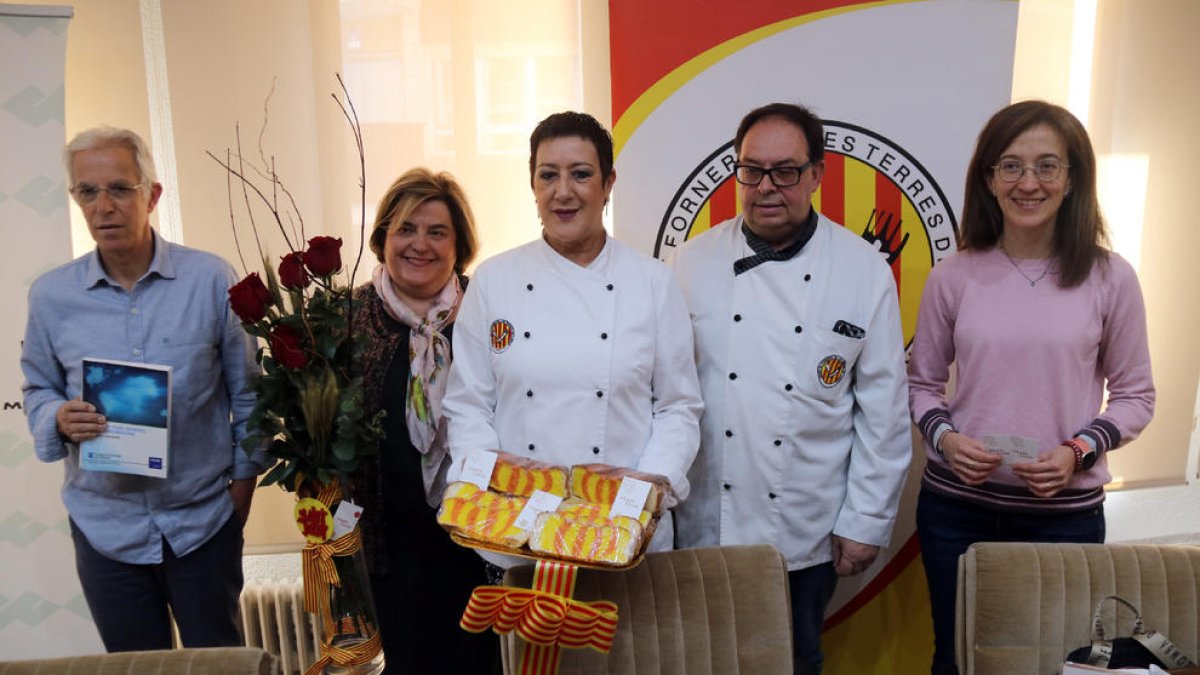 Representantes de los gremios de librerías, floristerías y panaderías de Lleida y de Pagès Editors.