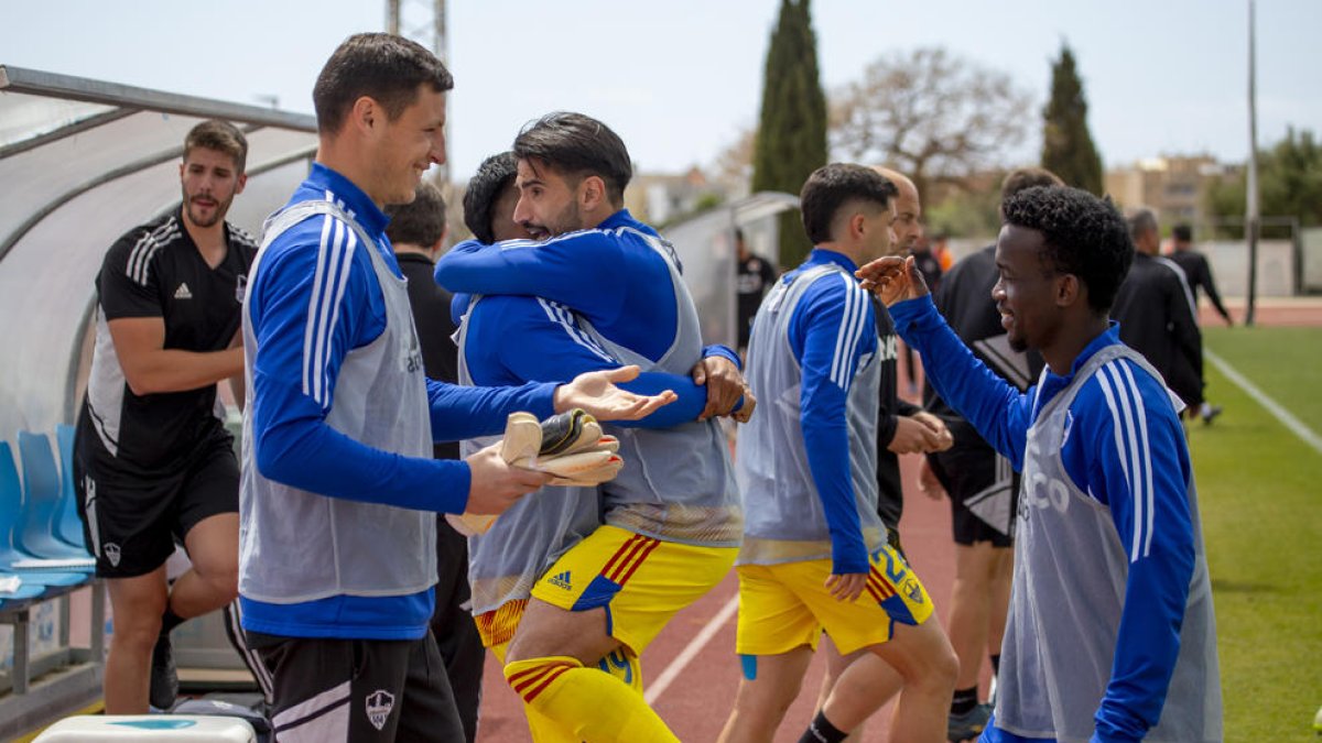 Els jugadors celebren el triomf a Eivissa a la banqueta.