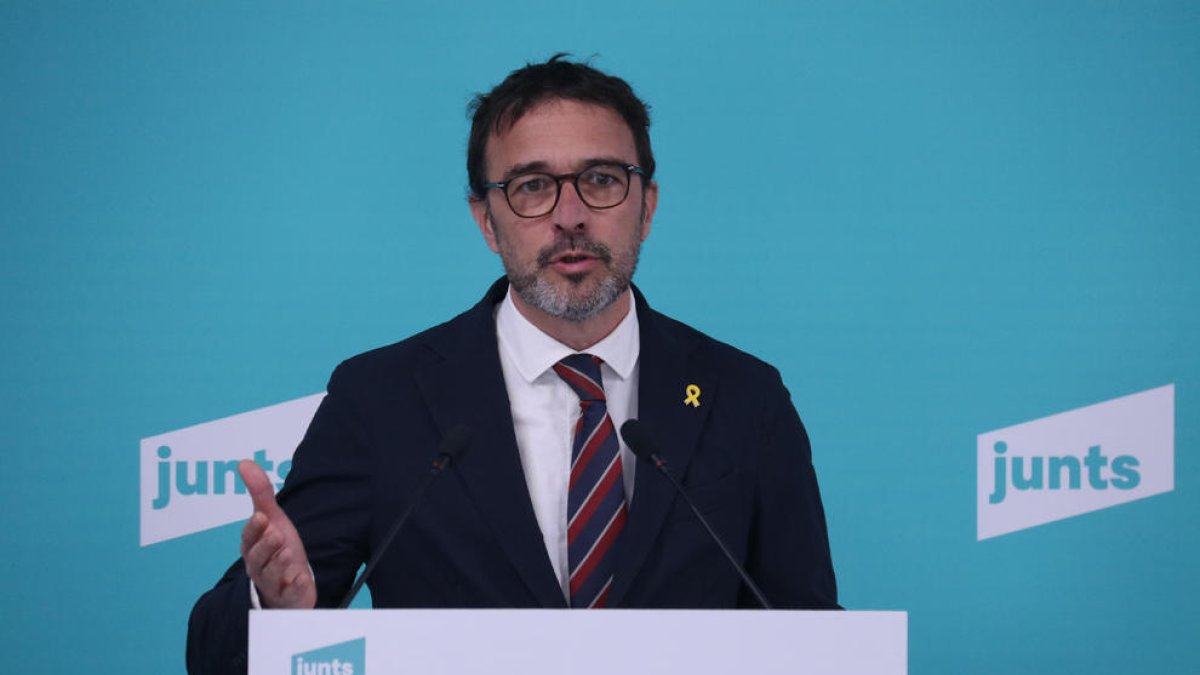 El portavoz de Junts, Josep Rius, ayer en una rueda de prensa. 