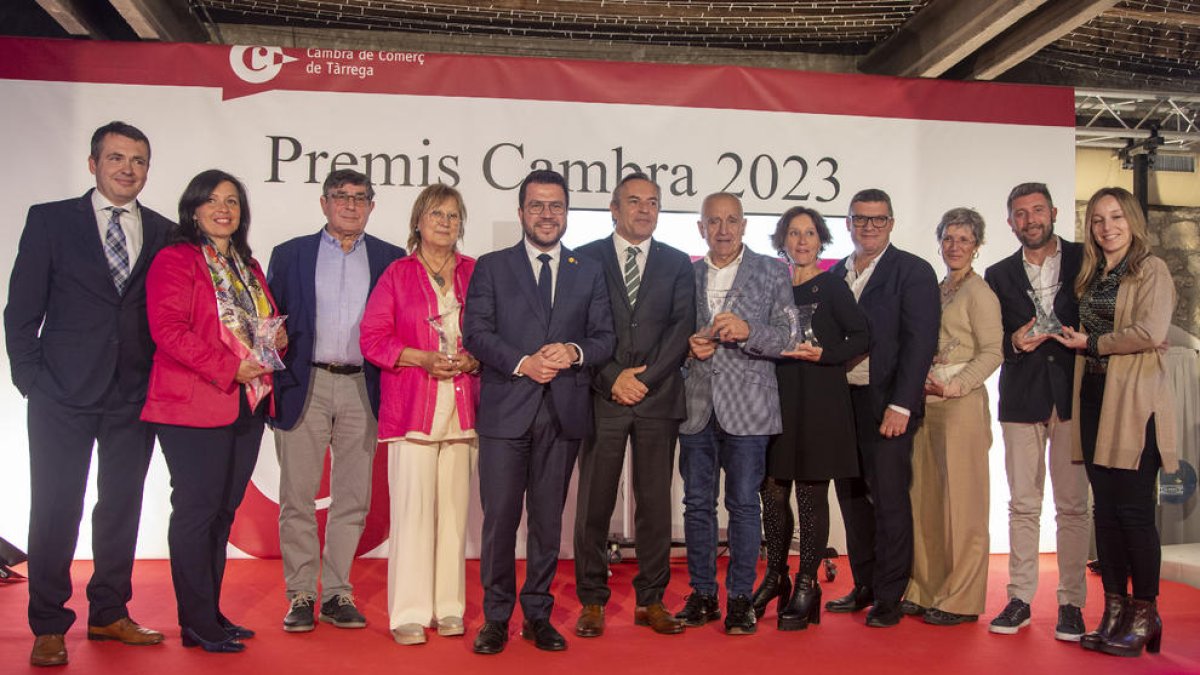 Aragonès y Giribet con los representantes de las empresas galardonadas ayer.