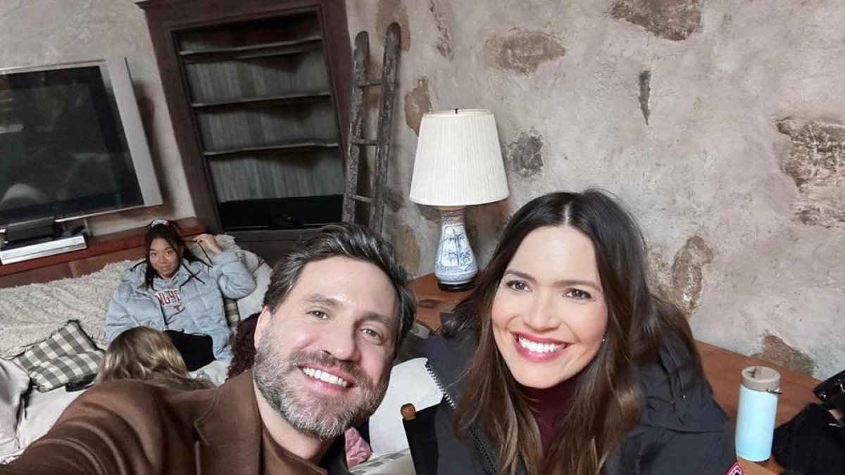 Edgar Ramírez, que interpreta un cirurgià italià, i Mandy Moore, com a Benita Alexander.