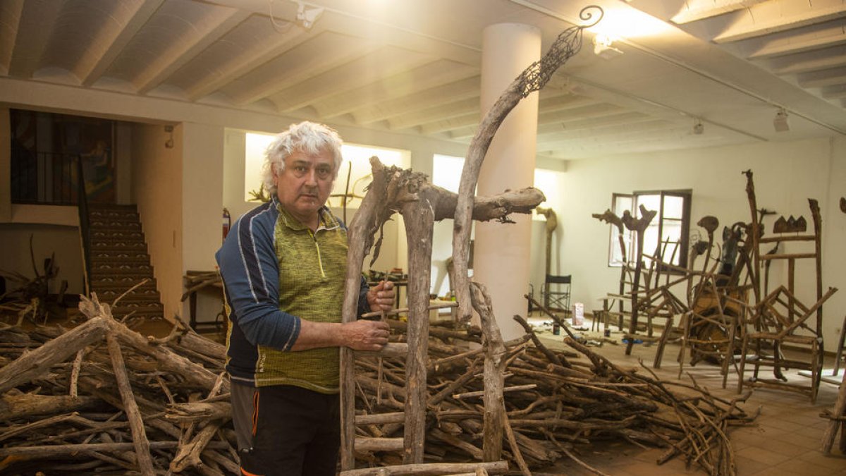 L’artista Jordi Rocosa, ahir a Lo Pardal d’Agramunt en plena creació de cadires de fusta.