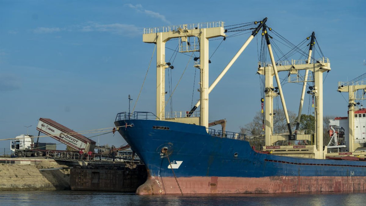 Un barco carga cereal para su exportación desde un puerto en Ucrania.