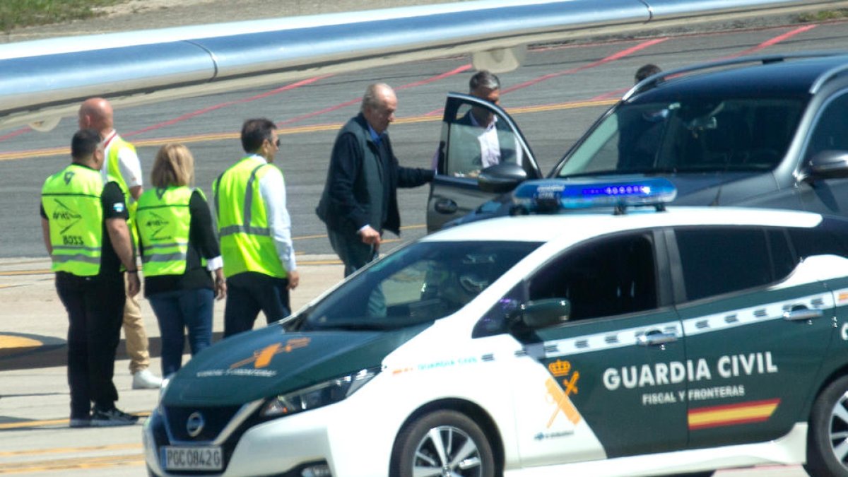 El rei emèrit, arribant a l’aeroport Internacional de Vigo.