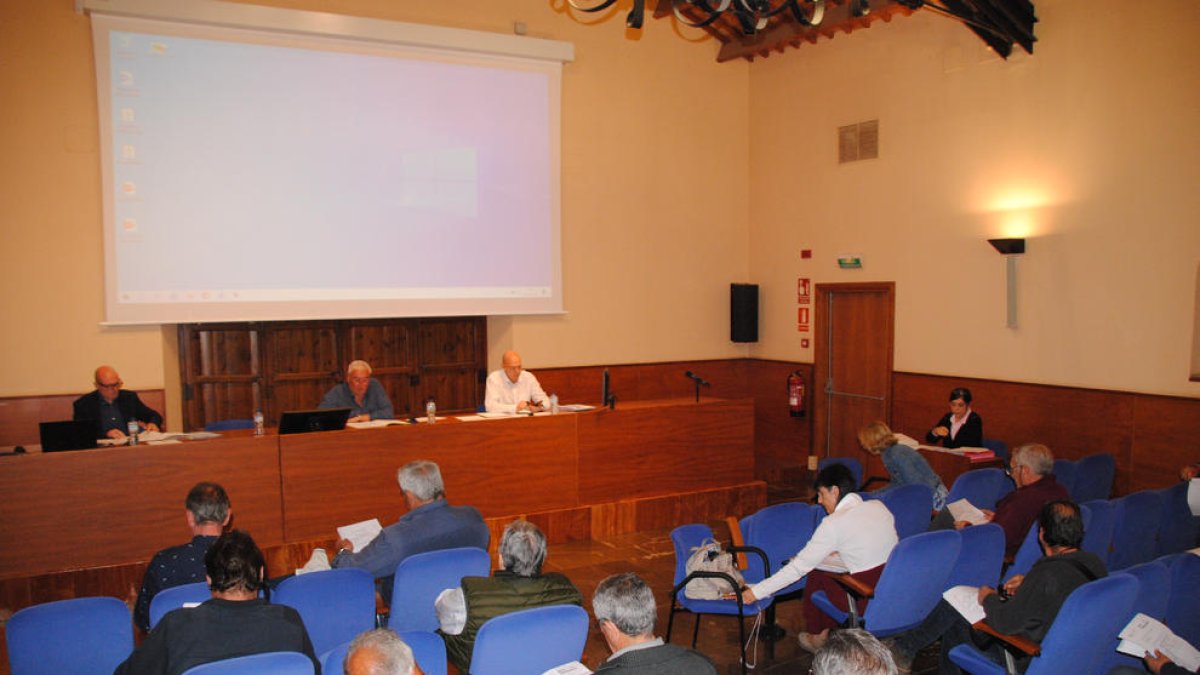 En la mesa presidencial durante la junta de gobierno del Urgell, Díaz (izquierda) y Ros (centro).