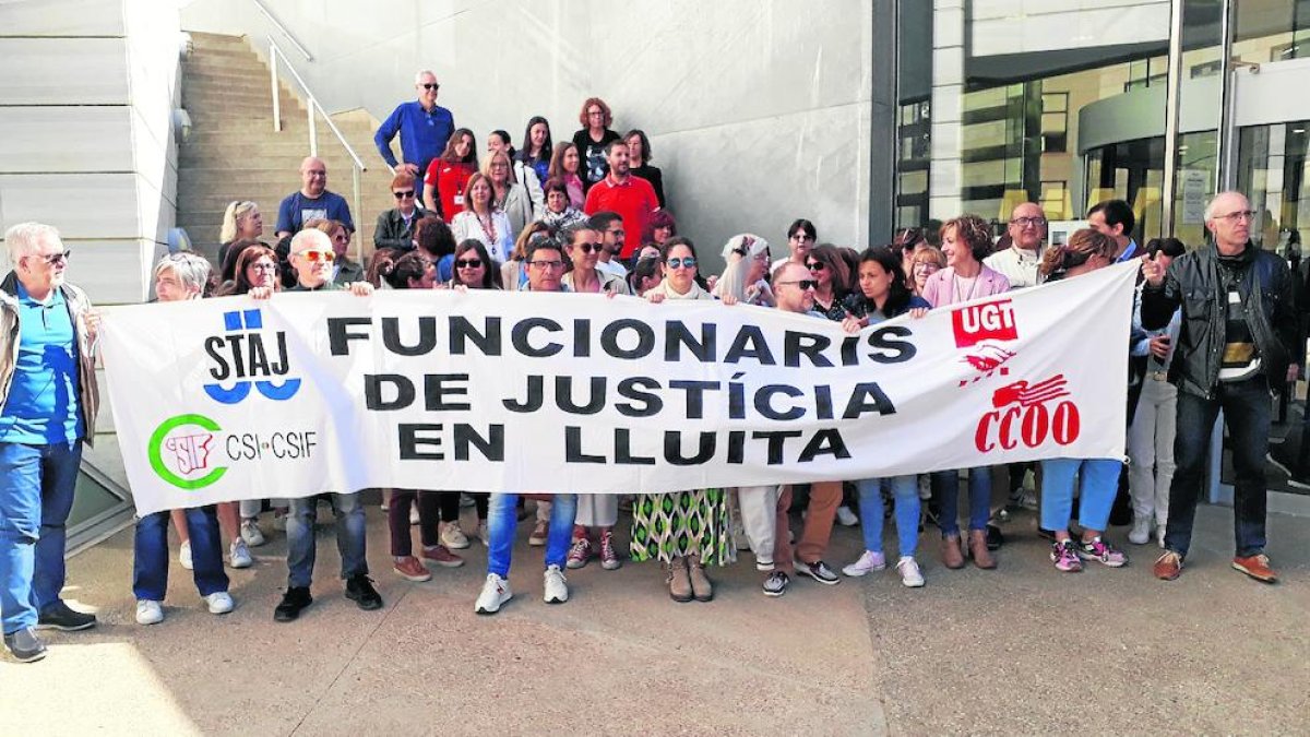 Funcionarios protestaron ayer ante los juzgados del Canyeret.