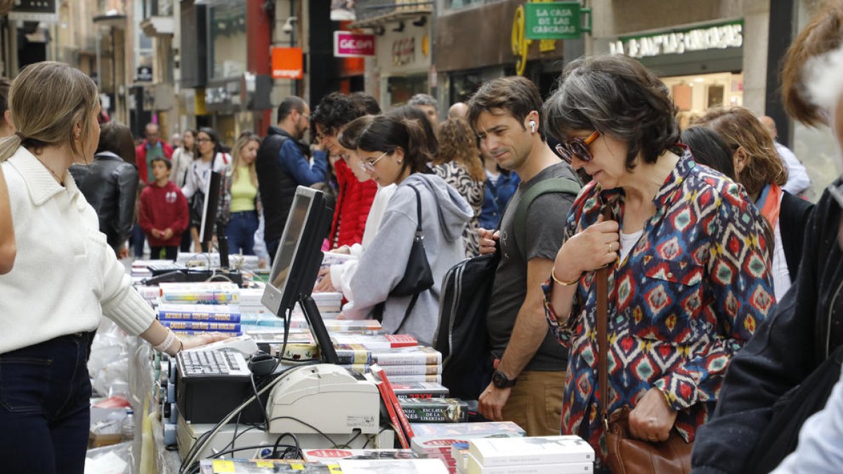 Una parada de libros, ayer por la mañana en la calle Major, con numerosos compradores que se adelantaron ya a la ‘diada’ dominical de hoy.