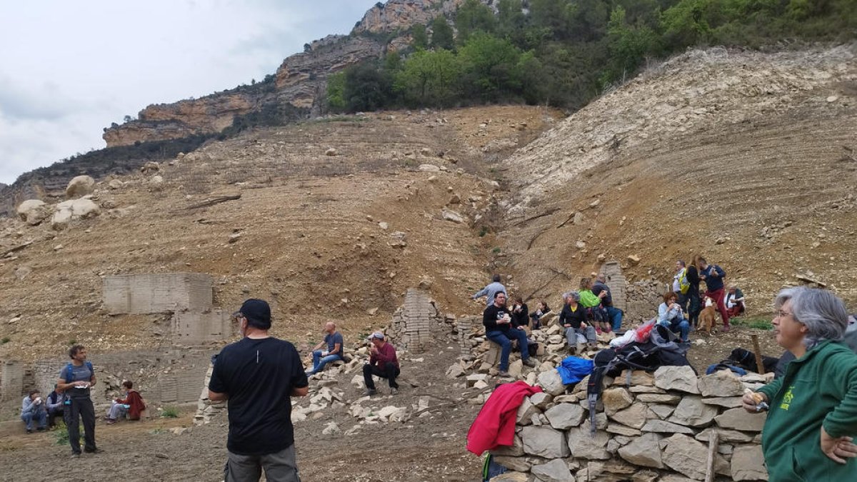 Primers turistes a les mines de Corçà, a Àger, després de quedar al descobert per la sequera a Canelles.