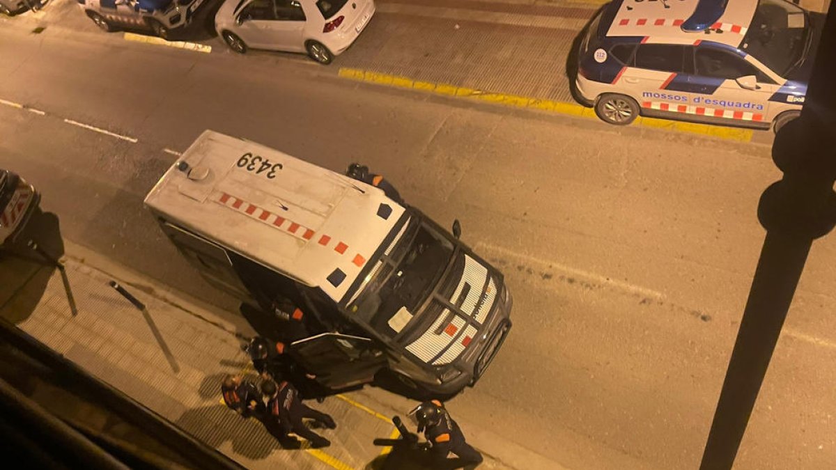 El incidente en la avenida Marià Jolonch movilizó a ayer de madrugada a una quincena de agentes antidisturbios de los Mossos d’Esquadra. 