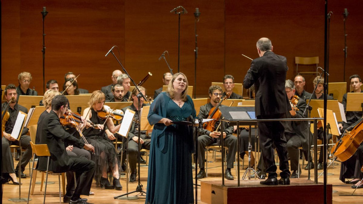 La mezzosoprano lleidatana Marta Infante va posar veu als poemes musicats davant d’un Auditori ple.