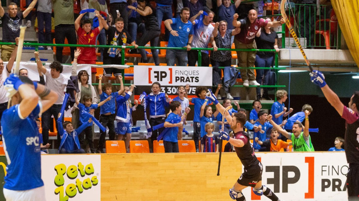 Nuno Paiva festeja el gol que forzaba la prórroga ante un Onze de Setembre prácticamente lleno.