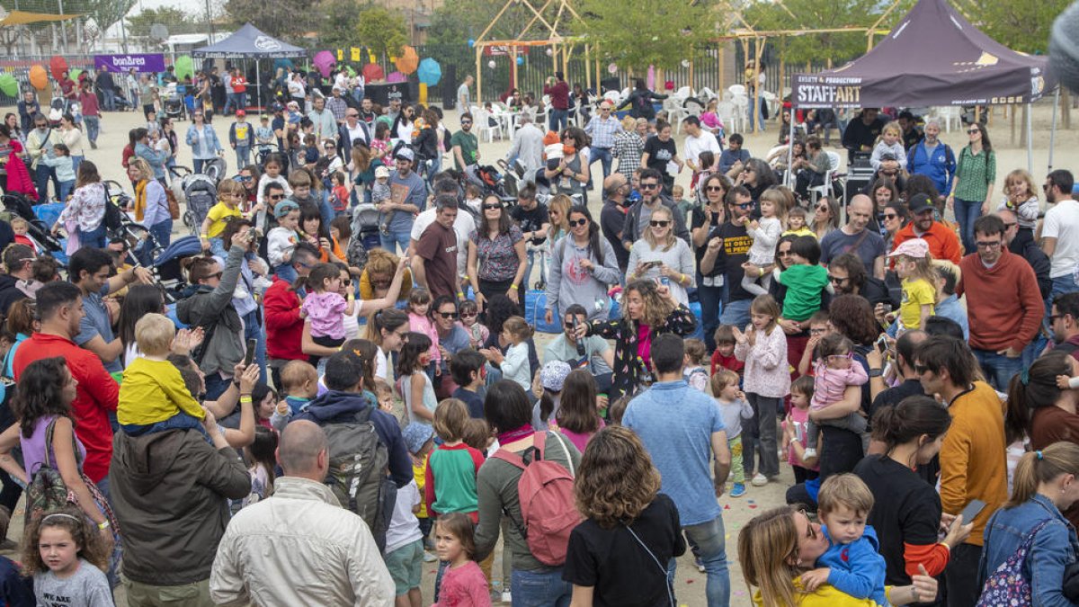 Actuación muy animada de Lali BeGood, ayer a mediodía en la escuela Àngel Guimerà de Tàrrega.