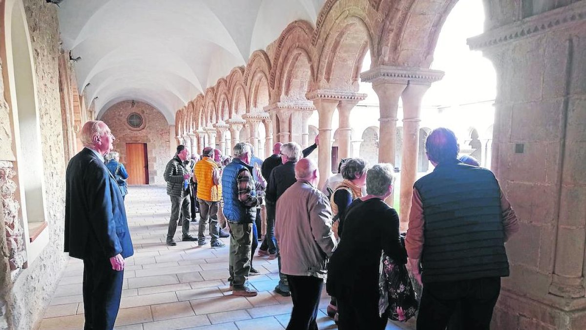 Alguns dels visitants que van poder veure el repic de campanes del monestir de les Avellanes.