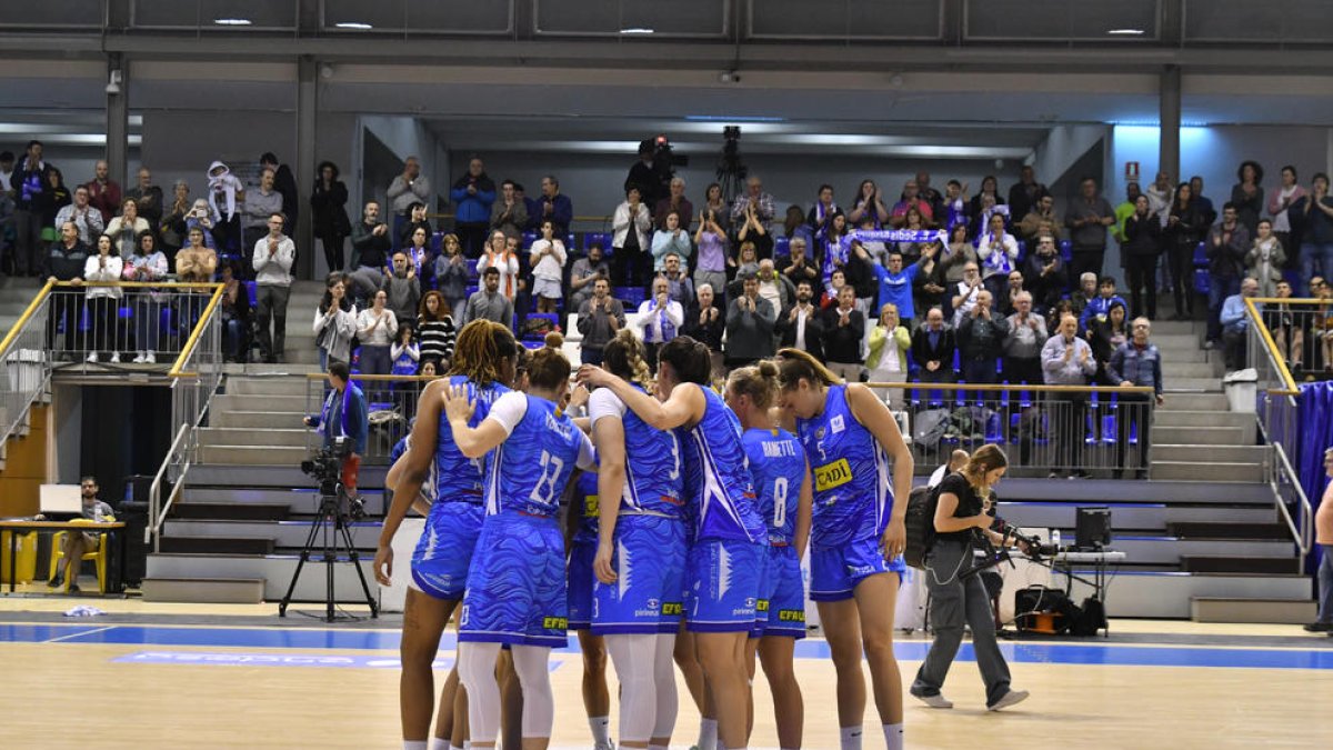 Las jugadoras del Cadí, tras la derrota del jueves en el Palau.