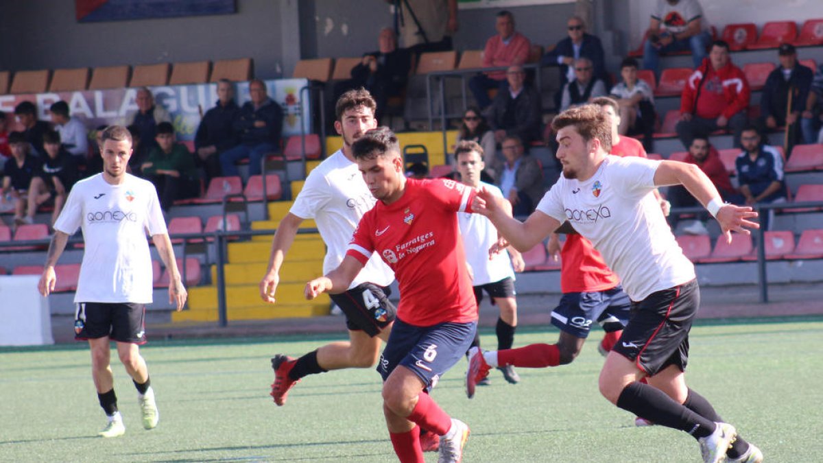 Porta, del Balaguer, conduce el balón ante la presión de un rival del Sant Cugat.