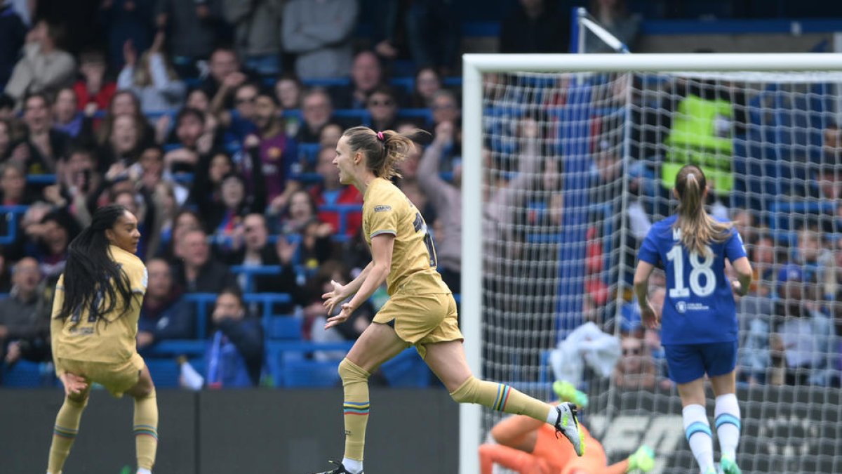 La noruega Graham Hansen celebra l’únic gol del partit, que va suposar el triomf blaugrana a Stamford Bridge.