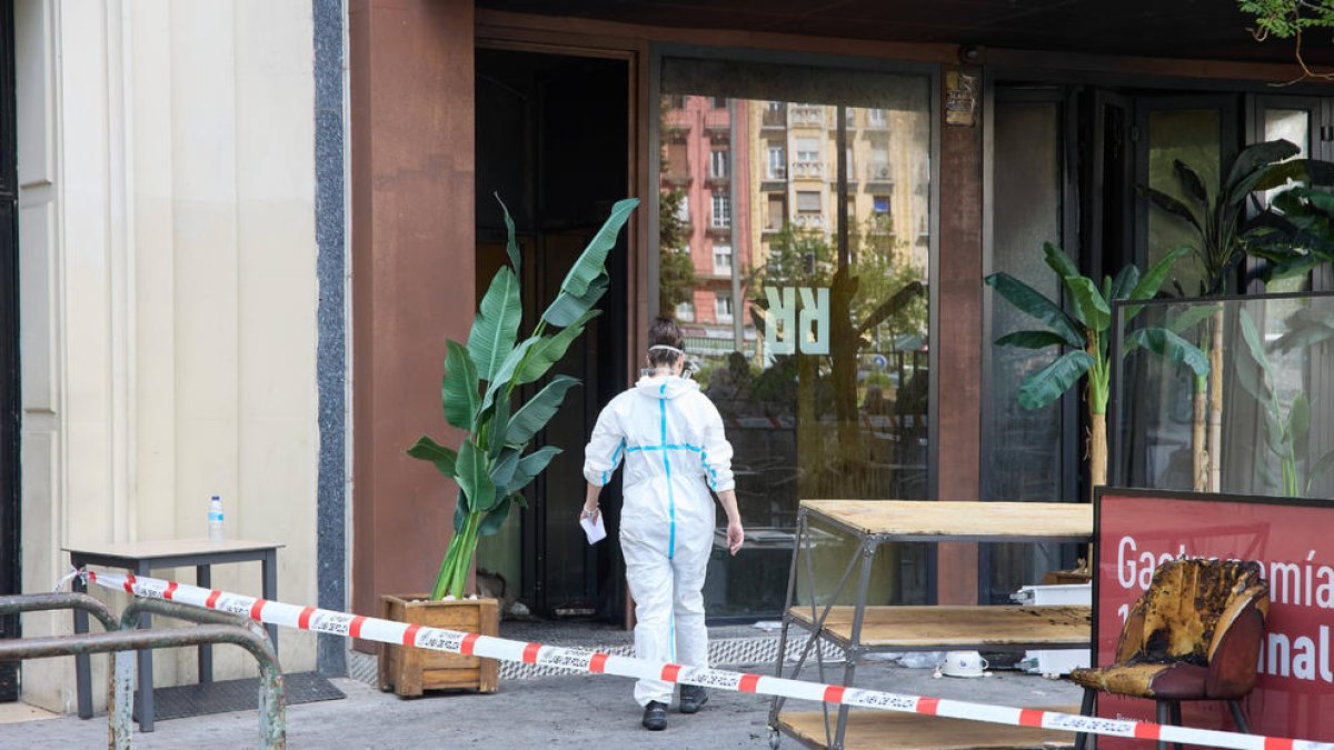 La policia científica a l’entrada del local incendiat.