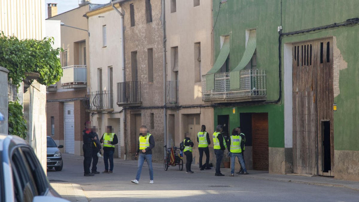 Operativo ayer de los Mossos d’Esquadra en una vivienda de la calle Raval de la Fuliola. 