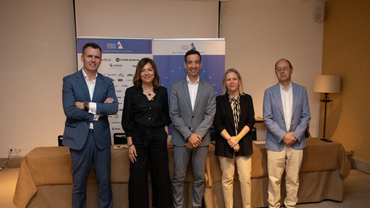 El presidente de la Trobada Empresarial al Pirineu, Josep Serveto, acompañado de varios miembros de la junta en la presentación de la 34.ª edición de la cumbre, que tendrá lugar el 8 y 9 de junio en la Seu d'Urgell.
