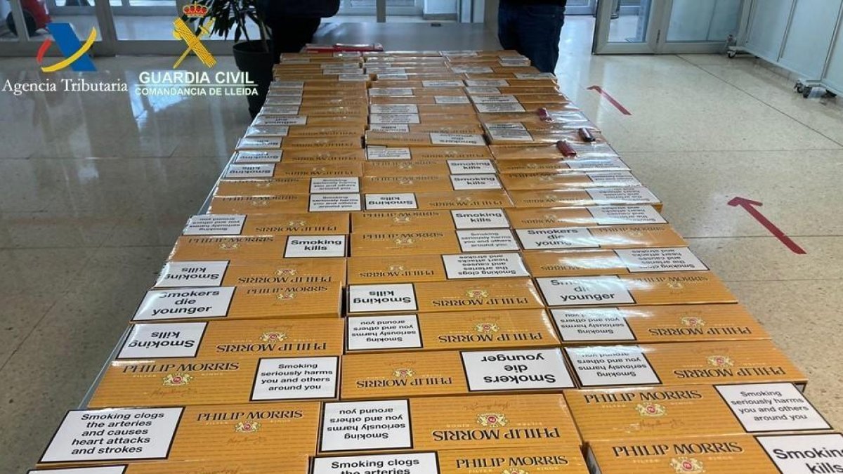 Detall dels 1.470 paquets de tabac decomissats per la Guàrdia Civil a la duana de la Farga de Moles i que estaven amagats dins un vehicle.