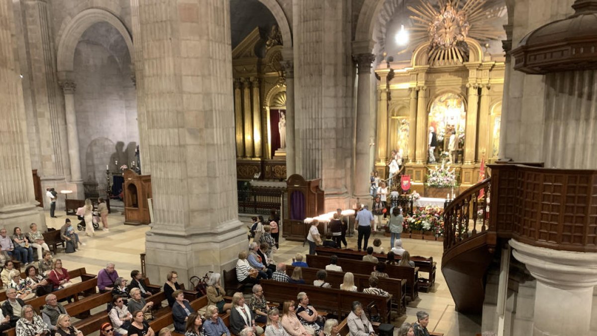 Desenes de persones van accedir a l’altar de la Moreneta durant la missa celebrada a la Catedral.
