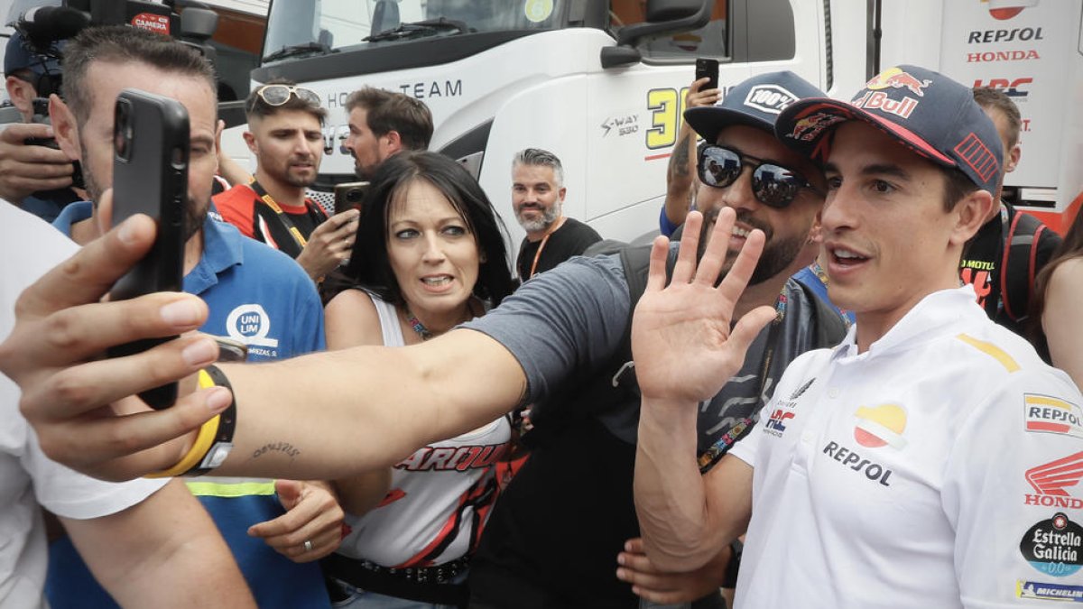 Marc Márquez se fotografía con aficionados en el circuito de Jerez.