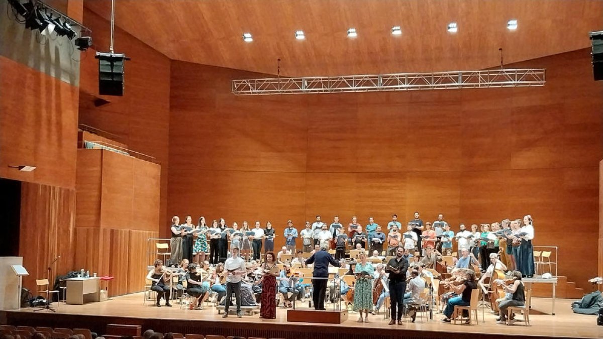 L’orquestra Le Concert des Nations i la coral Capella Nacional de Catalunya, ahir a l’Auditori.