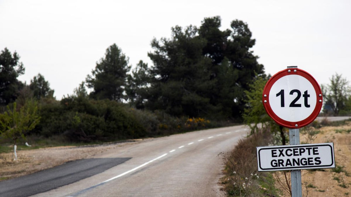 El senyal que prohibeix el pas a vehicles a partir de 12 tones a la carretera apedaçada entre Vinaixa i els Omellons.