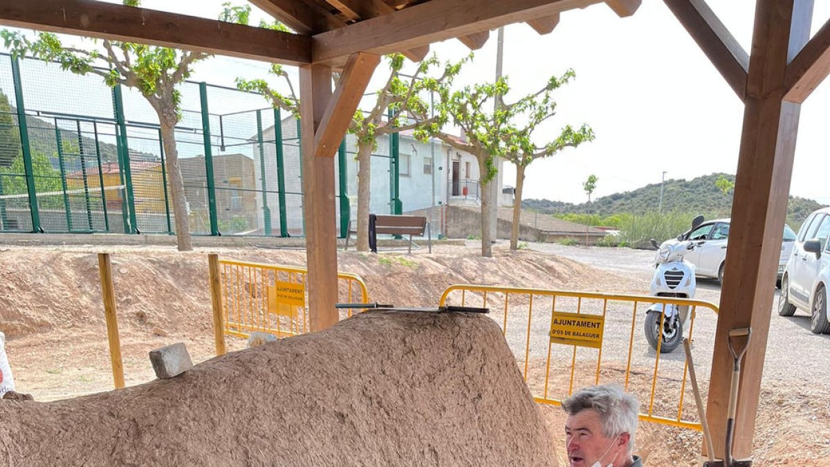 El mestre Abel Portilla, treballant ahir a Os de Balaguer.