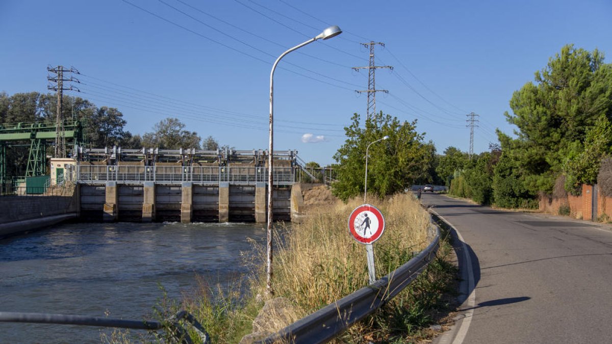 Las compuertas de la Mitjana aseguran el caudal del río en Lleida.