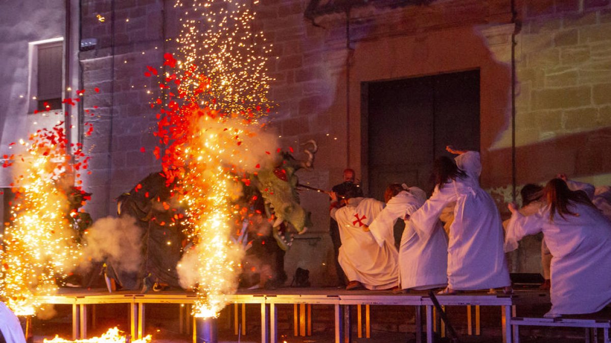 La representación de ‘La llegenda de Sant Jordi’ es el acto más multitudinario de la feria medieval. 