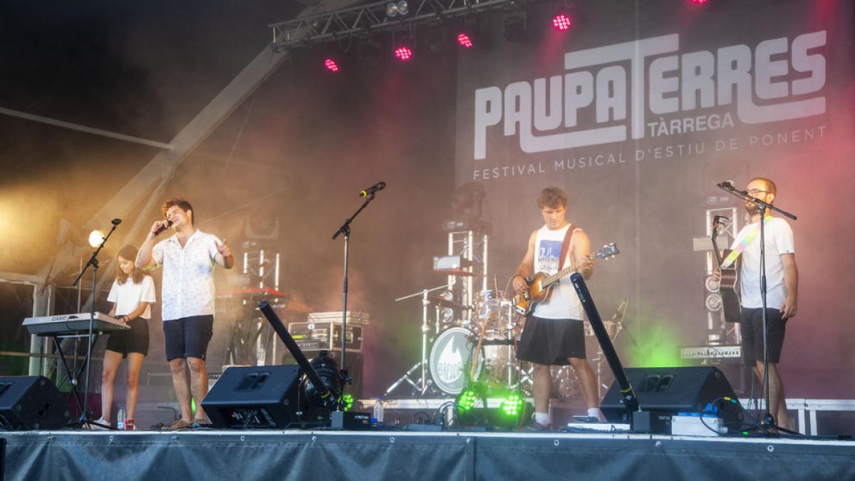 Jóvenes músicos de Tàrrega, bajo el nombre de Zona Off, debutaron ayer en el Paupaterres. 