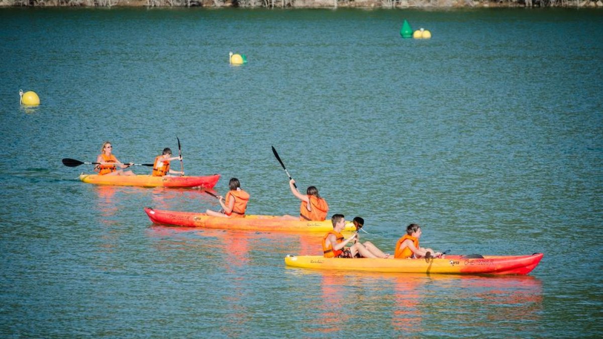 Imagen de actividades acuáticas que se ofrecen en el pantano de Rialb. 