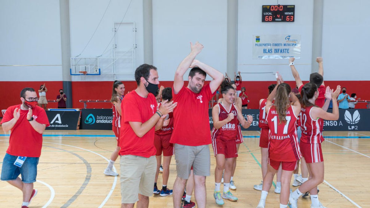 Puig, al centre, celebrant l’ascens a la fase de Màlaga.