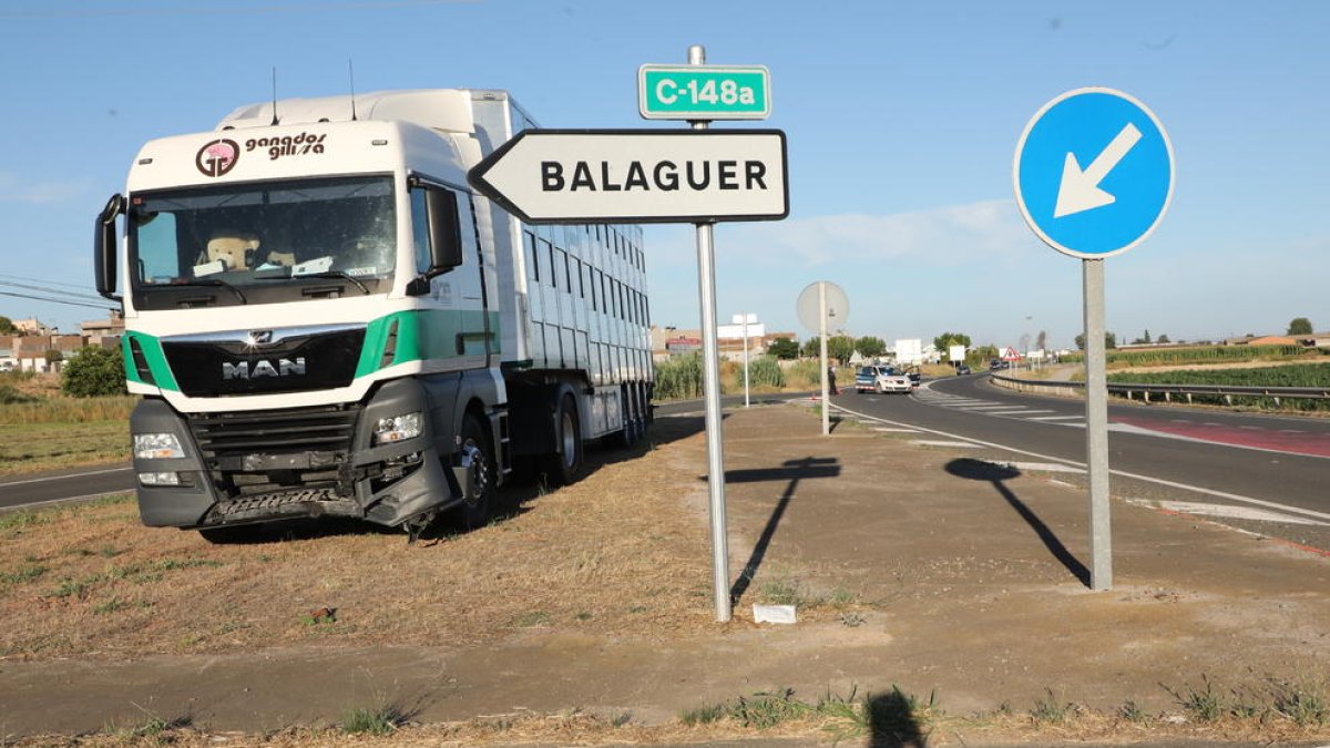 El camión implicado en el accidente en la C-53 en Vallfogona. 