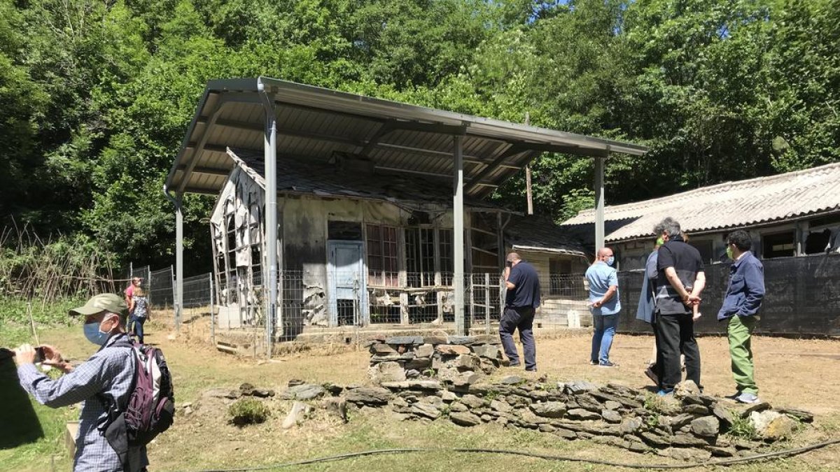 Veïns de la Vall Fosca visiten l'Hospital de Cartró.