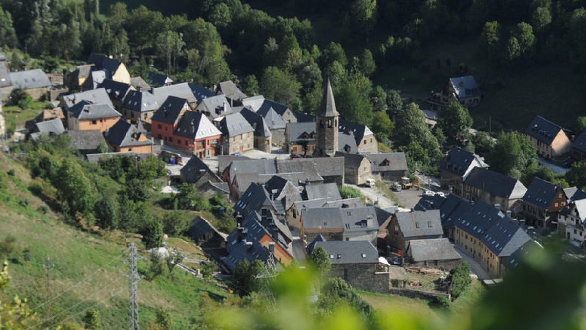 Vista del poble d’Aubèrt, a Vielha e Mijaran.