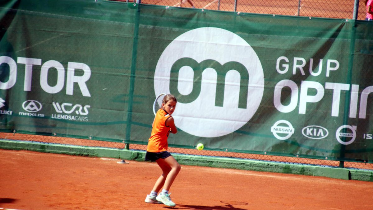 Aina Fontova, del CT Urgell, ahir durant el seu partit.