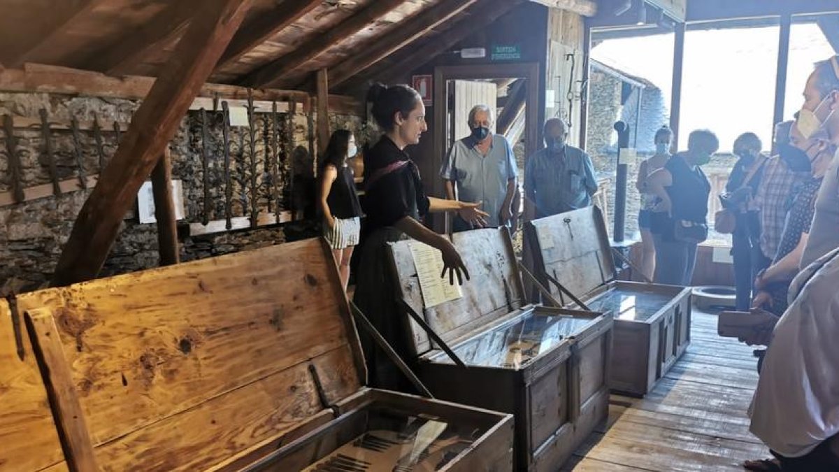 Un moment de la visita a l’Ecomuseu de la Casa Sintet d’Alins.